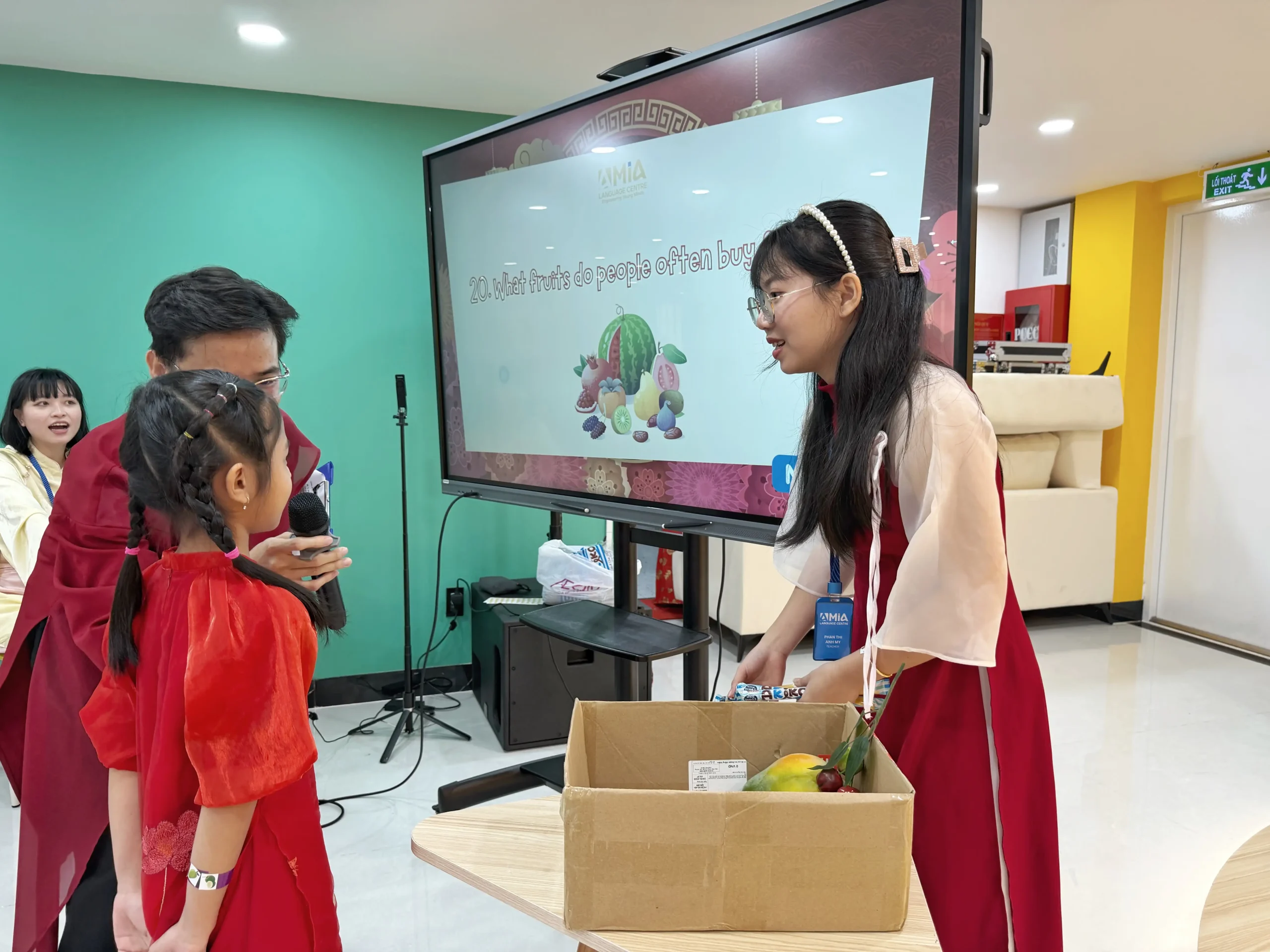Câu lạc bộ tiếng Anh MIA - Chủ đề Phiên Chợ Tết