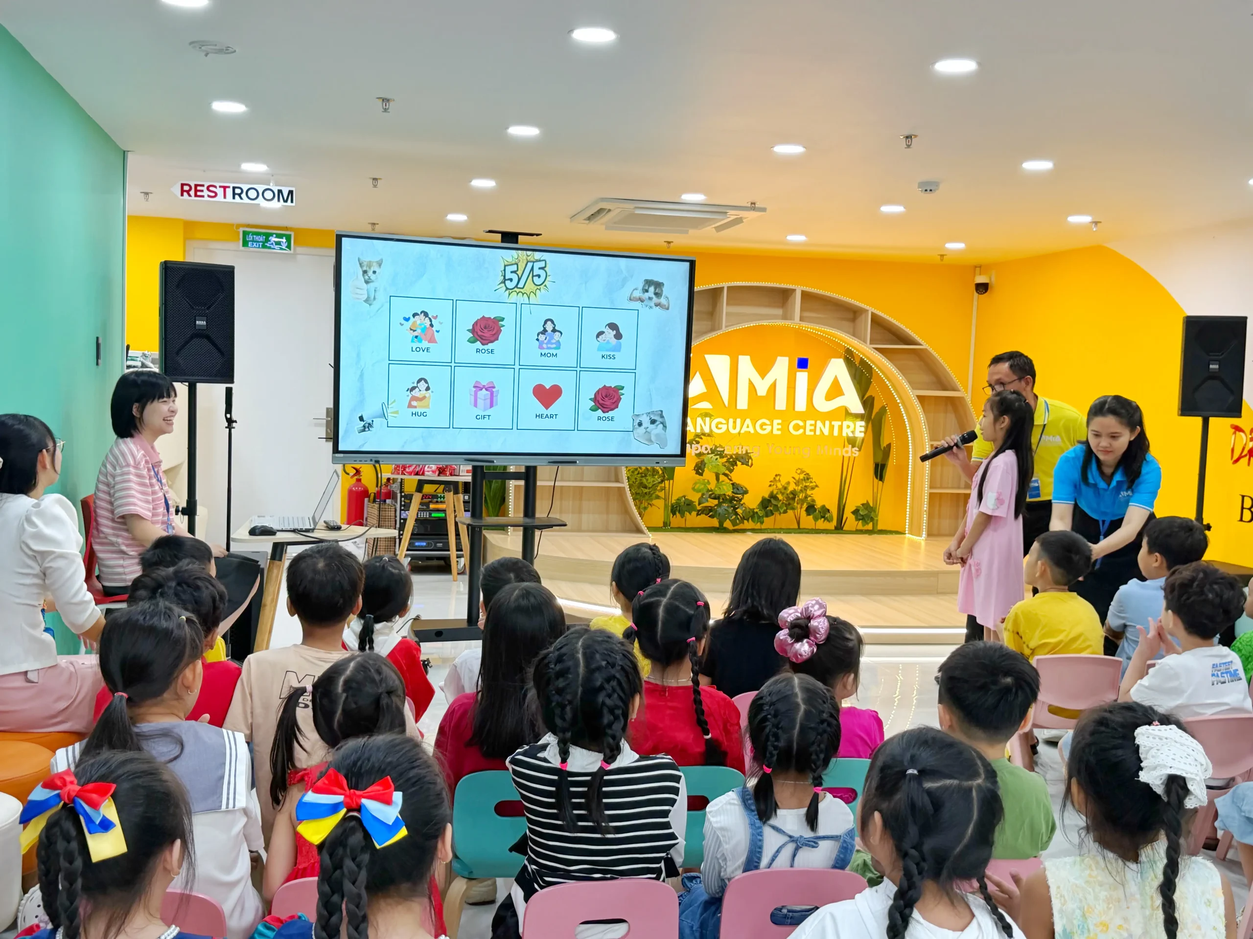 Câu lạc bộ tiếng Anh MIA - chủ đề ngày quốc tế phụ nữ