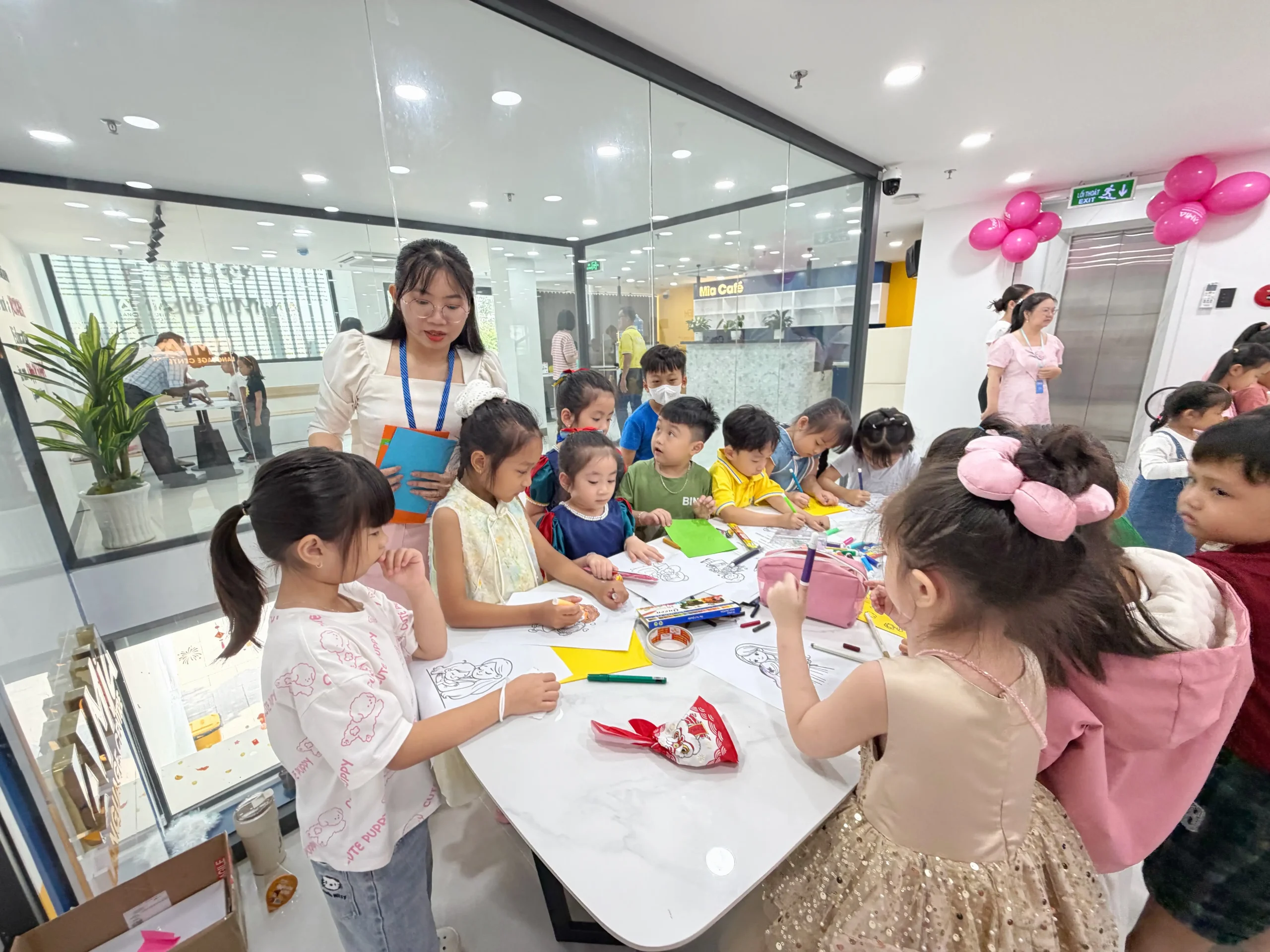 Câu lạc bộ tiếng Anh MIA - chủ đề ngày quốc tế phụ nữ