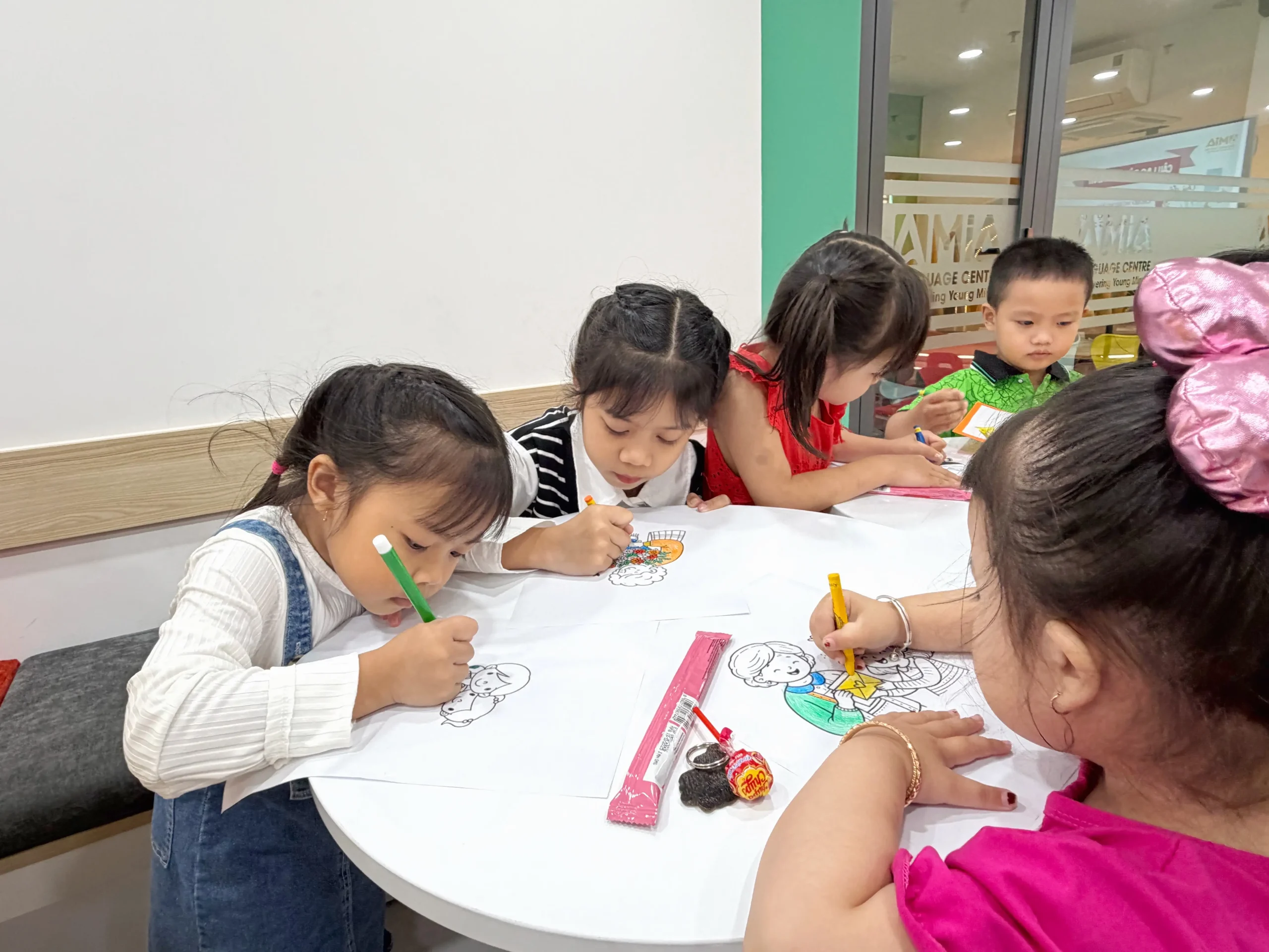 Câu lạc bộ tiếng Anh MIA - chủ đề ngày quốc tế phụ nữ