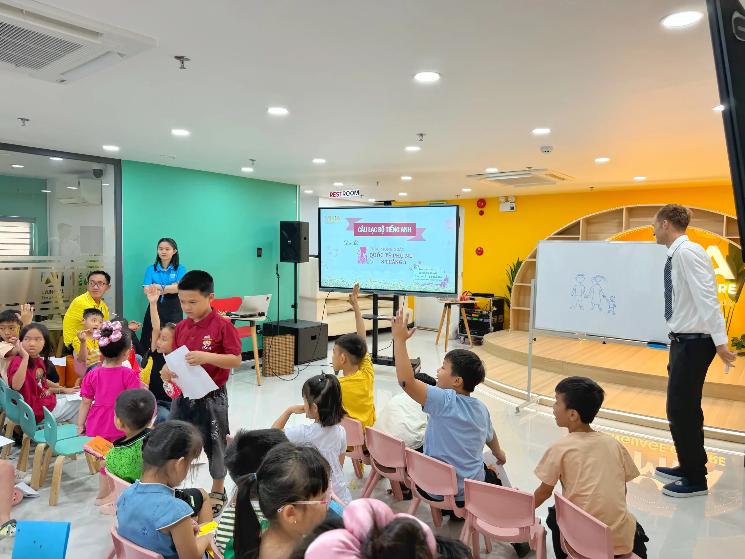 Câu lạc bộ tiếng Anh MIA - chủ đề ngày quốc tế phụ nữ